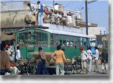 bussia lastataan Rajasthanissa