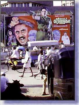 Elokuvajulisteita Madrasin kadulla.