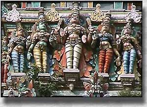 Madurai, jumalankuvia temppelin ulkoseinällä